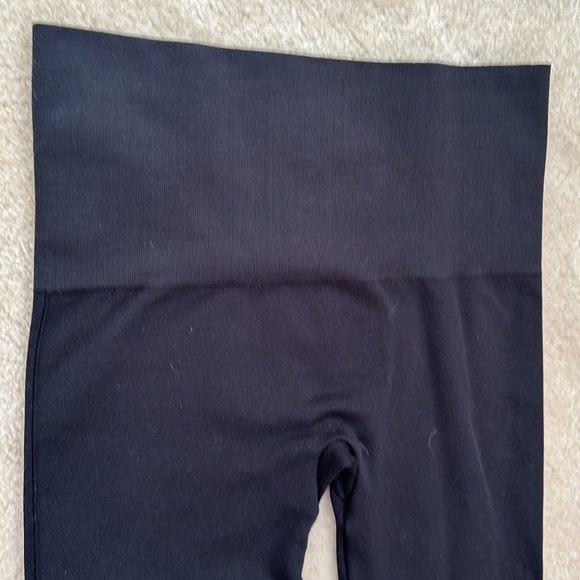 Spanx 7/8 black leggings size M - worn once! - Picture 2 of 5